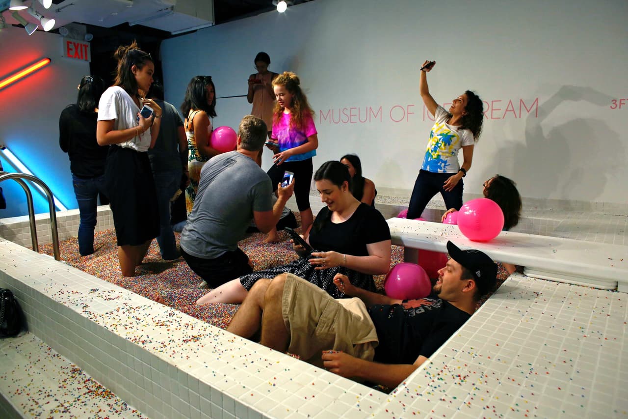 Para entrar a en esta piscina de coloridas grajeas hay que quitarse los zapatos.