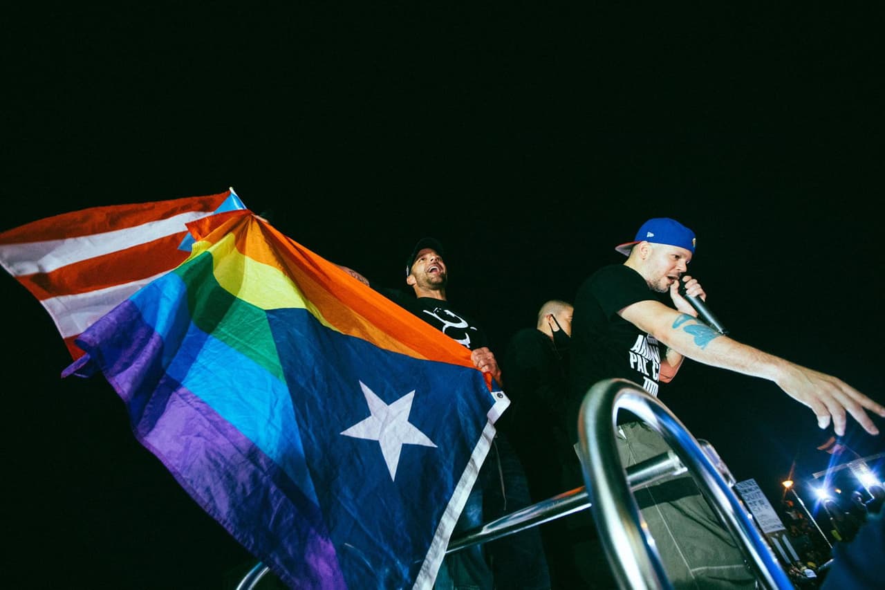 Llegó la noche, pero el ánimo se mantuvo. Mientras Ricky Martin sostenía las banderas, Residente coreaba diversas consignas con sus compatriotas.