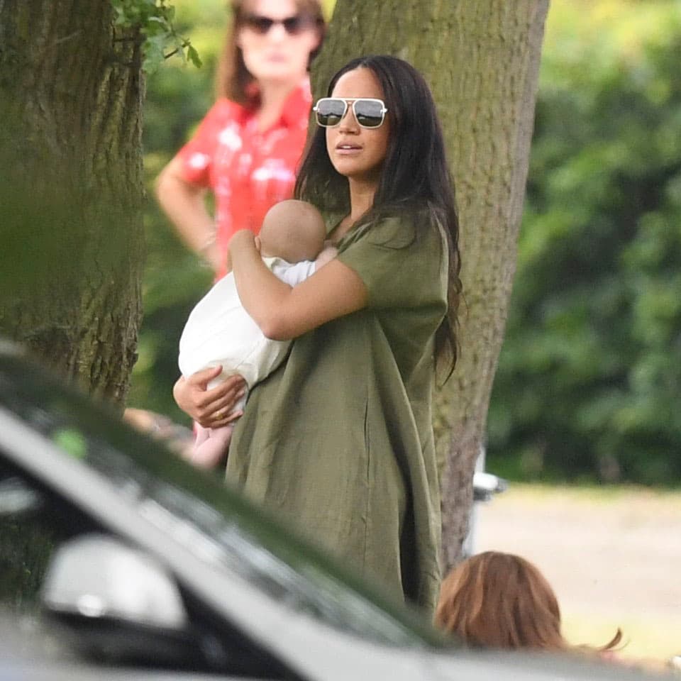 El diario británico afirma que Meghan utilizó un vestido maxi color verde caqui, diseño de Lisa Marie Fernández.