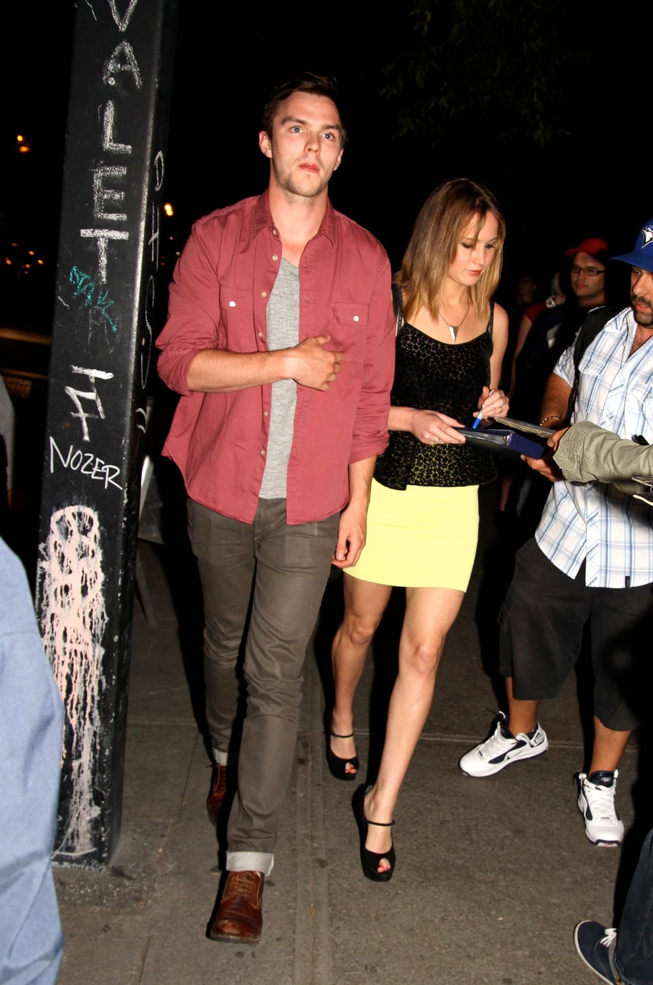 Nicholas Hoult fue novio de Jennifer Lawrence de 2010 a 2014 y su diferencia de estatura era notable, pues ella mide 5.6 pies (1.72 m).