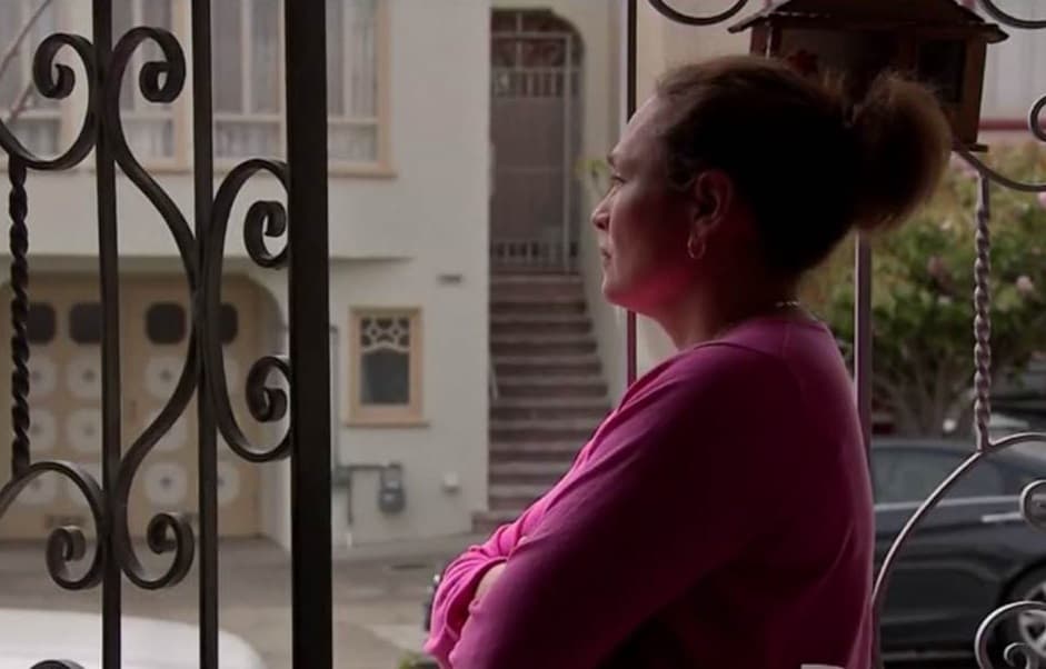 Martha Vásquez en la puerta de su casa en San Francisco, California.