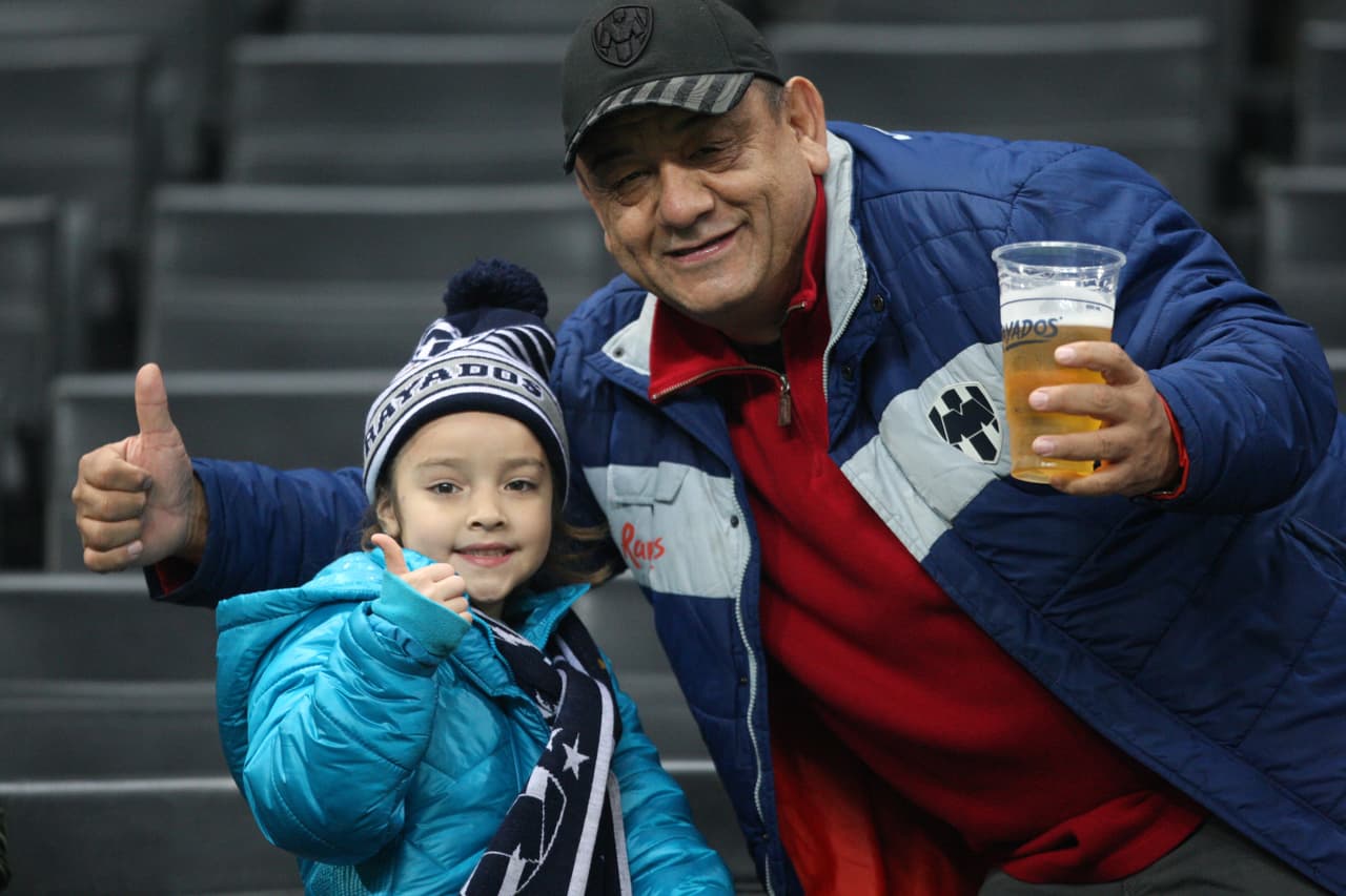 Ambiente festivo y de gran colorido por la Ida de la Semifinal entre Monterrey y Cruz Azul en la Liguilla de la Liga MX. Así lo vivieron la afición local y visitante.