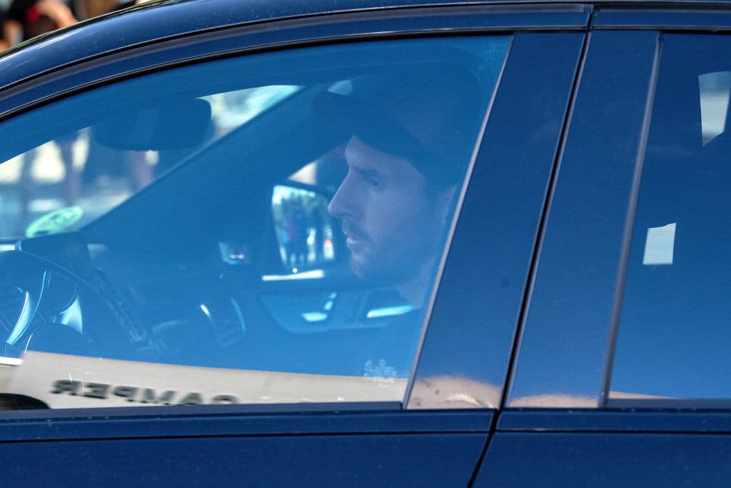 Lionel Messi está de regreso tras el posible rumor de que dejaría el club. Es la primera sesión en la que el delantero argentino y Ronald Koeman, trabajarán juntos.