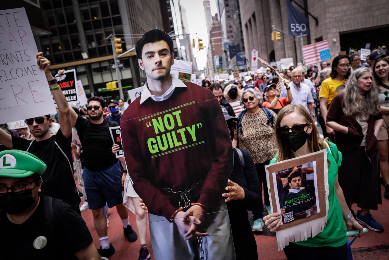 <b>Apoyo latino -</b> Es notable su agradecimiento especial al grupo "Latinas for Mangione", demostrando el fuerte apoyo que recibe de la comunidad latina.