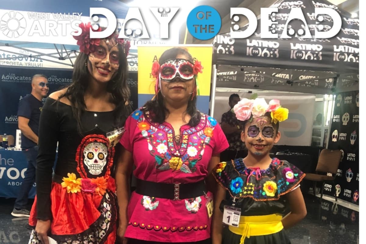 La celebración para toda la familia, incluyó bailes tradicionales mexicanos y actuaciones musicales, exhibiciones en altares comunitarios, comida y bebidas, vendedores comunitarios.