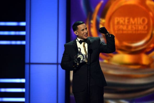 Y por si fuera poco, después de su número musical recibió un premio especial.