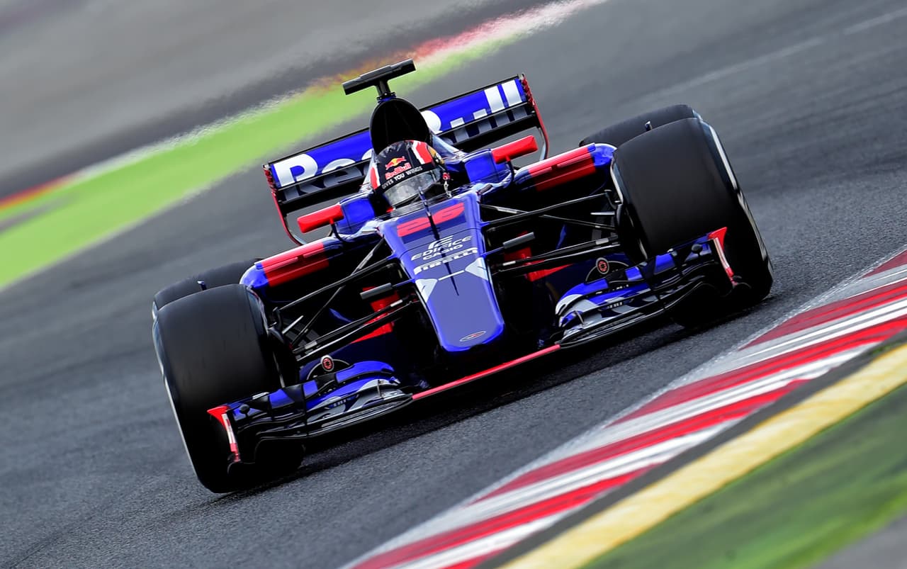 En la imagen frontal del STR12 se pueden ver los
<b>nuevos neumáticos</b> de la Fórmula 1, un 25 por ciento más anchos que hasta el año pasado. También, los alerones, visiblemente más voluminosos, lo que se presume, generará una mayor velocidad en curva este año.