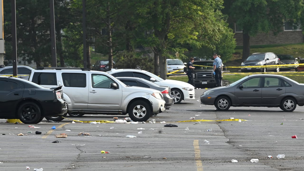 Fue cerca de las 12:30 a.m. cuando la Policía local atendió el reporte de una balacera en el estacionamiento de un área comercial sobre la Ruta 83, en las inmediaciones de Honeysuckle Rose Lane.