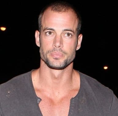 Para ocultar su pérdida de pelo, que comenzó a finales de los 90, 
<b>William Levy</b> decidió raparse.