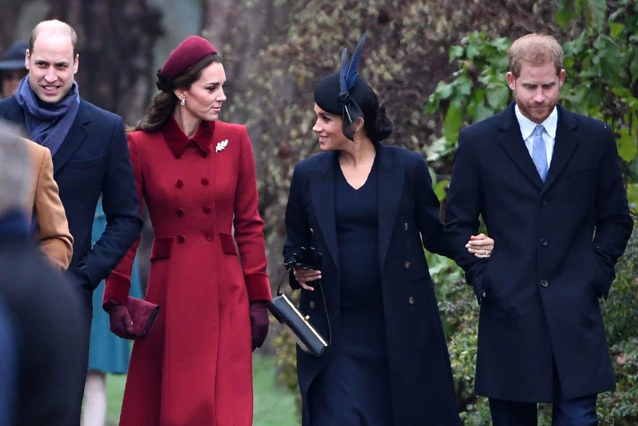Jason Knauf es ahora quien dirige la fundación benéfica del príncipe William y Kate Middleton. Antes, esa organización era una institución dirigida tanto por los duques de Cambridge como por los de Sussex, hasta que en junio de 2019
<b><a href="https://www.univision.com/famosos/solo-los-unira-una-causa-el-principe-harry-y-meghan-markle-dejan-la-fundacion-de-william-y-kate-fotos" target="_blank">decidieron separarse</a></b>, en un hecho que para algunos expertos fue interpretado como un ejemplo de la supuesta tensión que ha existido de tiempo atrás entre ambos matrimonios.
<br>