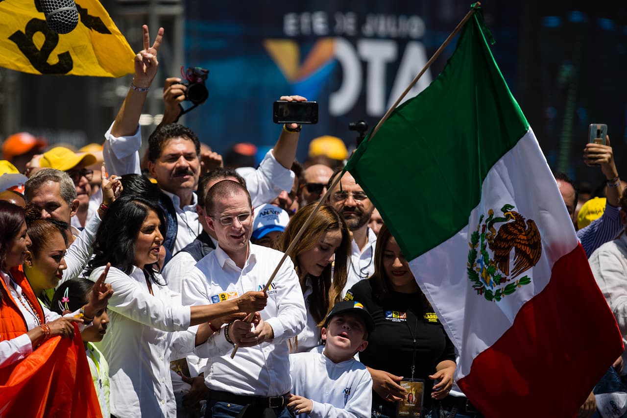Anaya estuvo acompañado por los líderes nacionales de los partidos que integran el Frente, así como por los candidatos a las alcaldías de la Ciudad de México, al Senado y la aspirante a la Jefatura de Gobierno, Alejandra Barrales.
