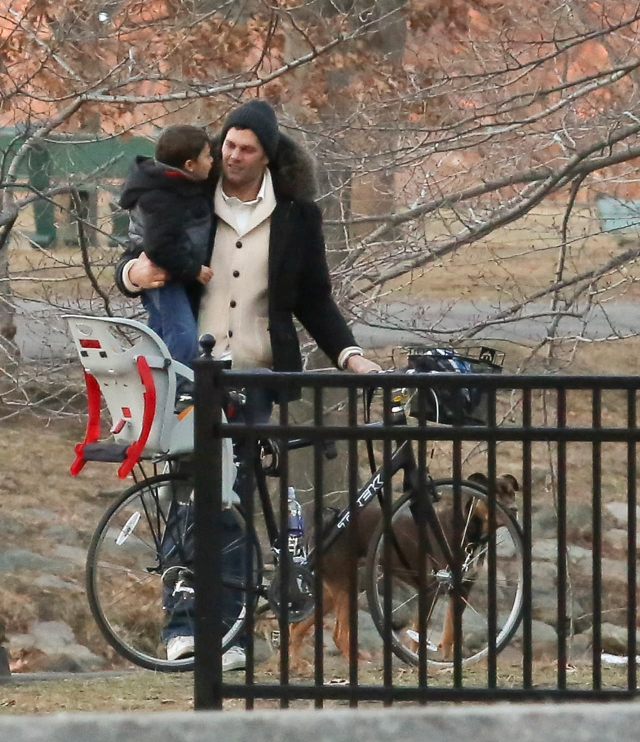 La pareja llevando a sus hijos al parque hace unos meses.