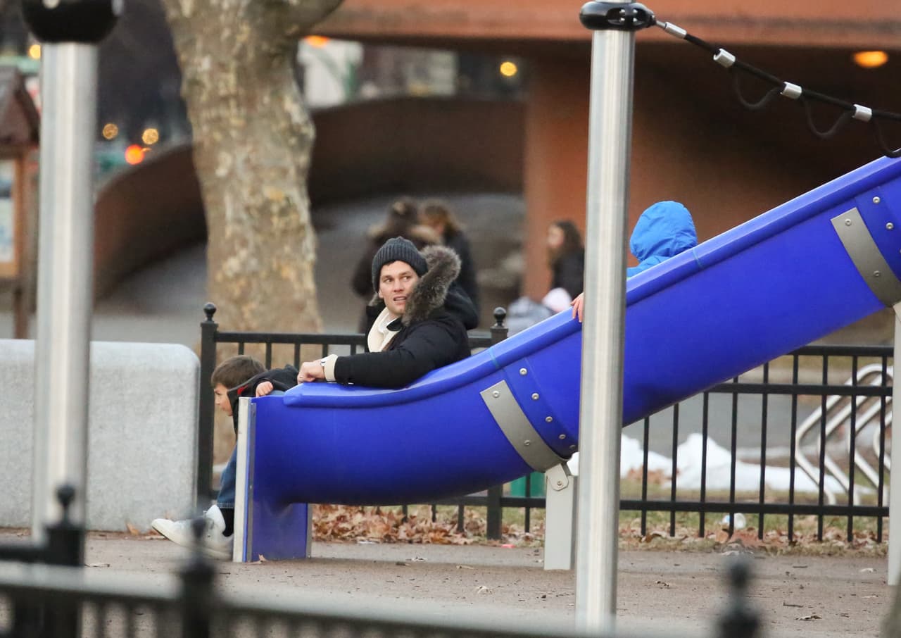 La pareja llevando a sus hijos al parque hace unos meses.
