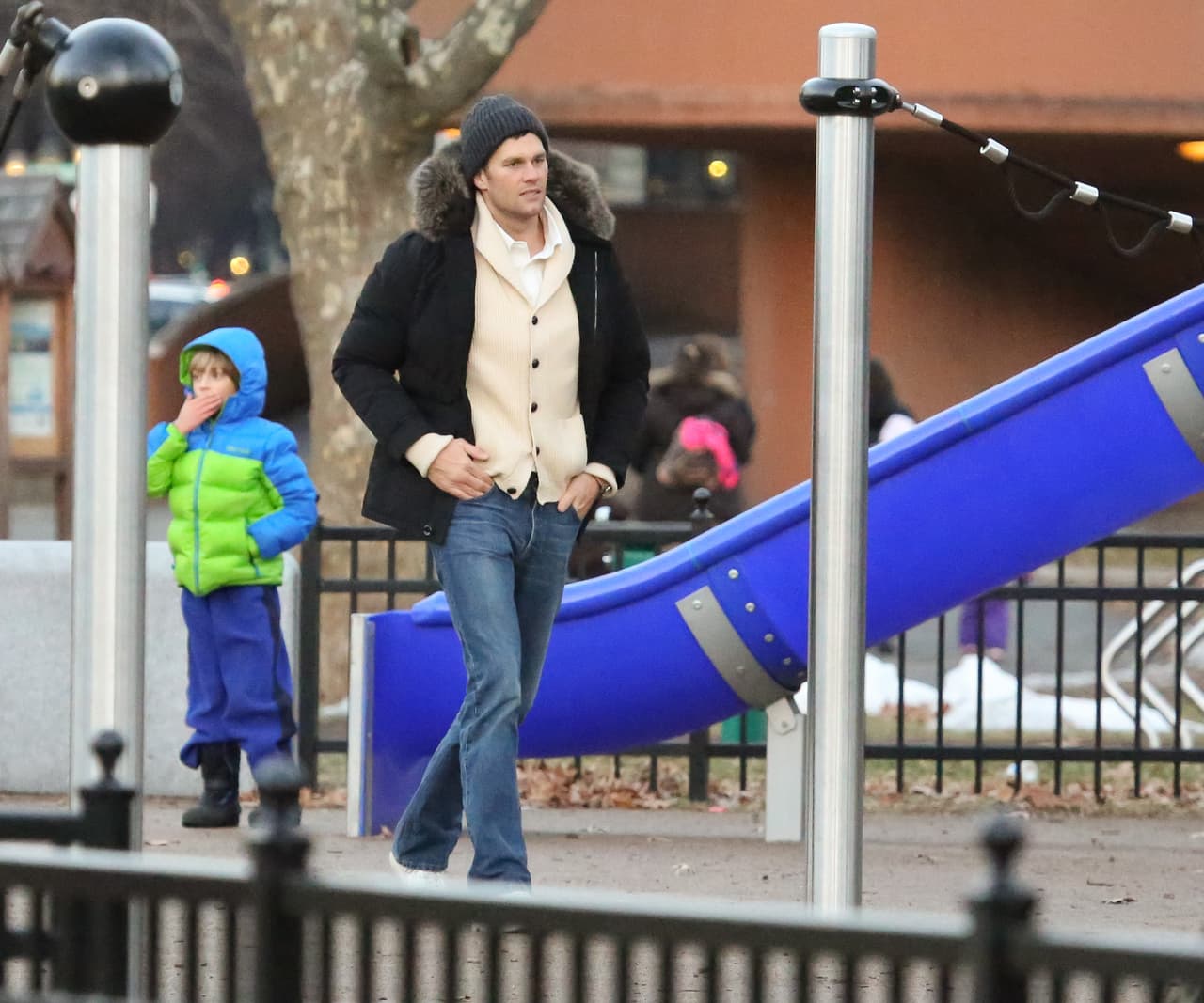 La pareja llevando a sus hijos al parque hace unos meses.