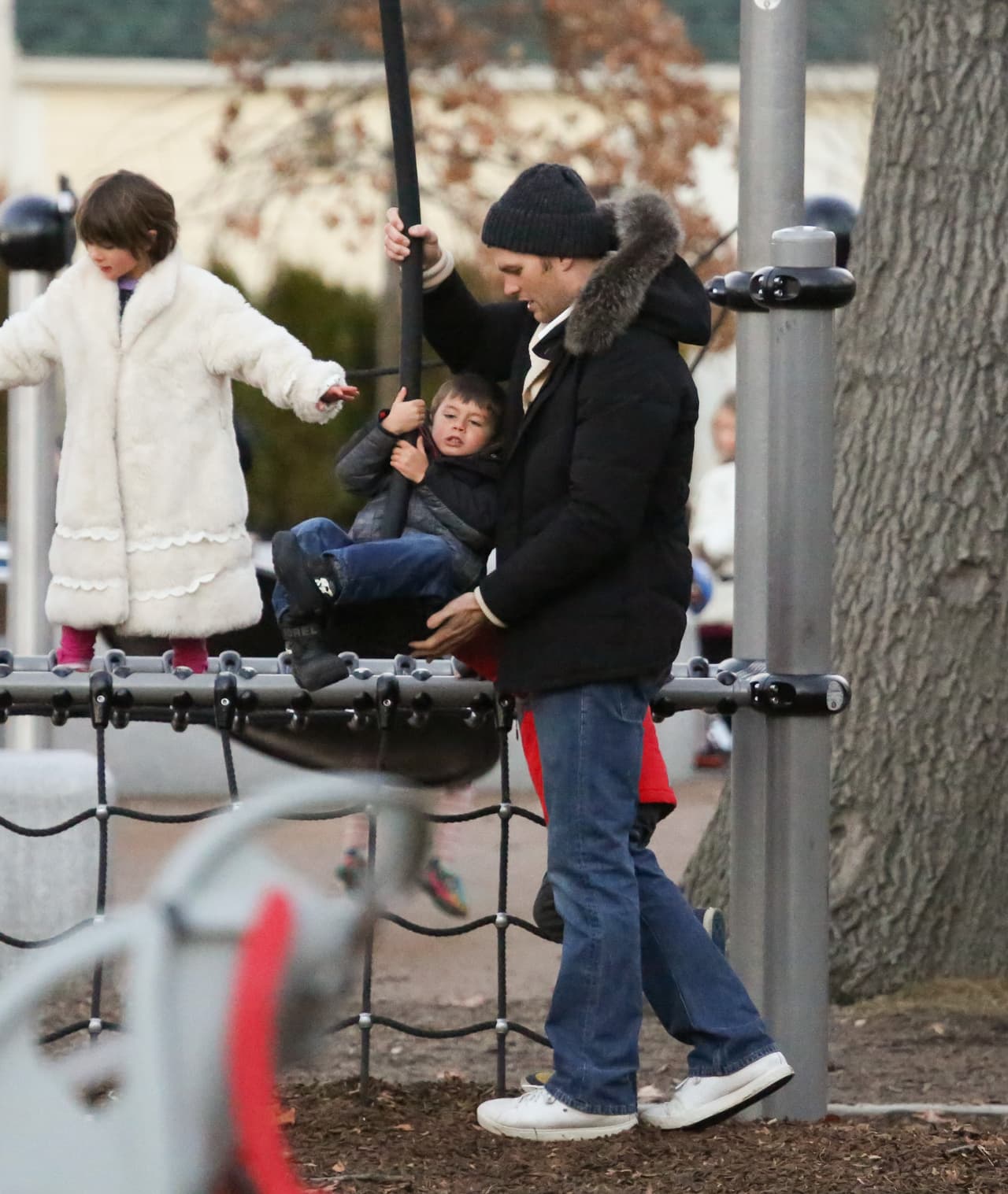 La pareja llevando a sus hijos al parque hace unos meses.