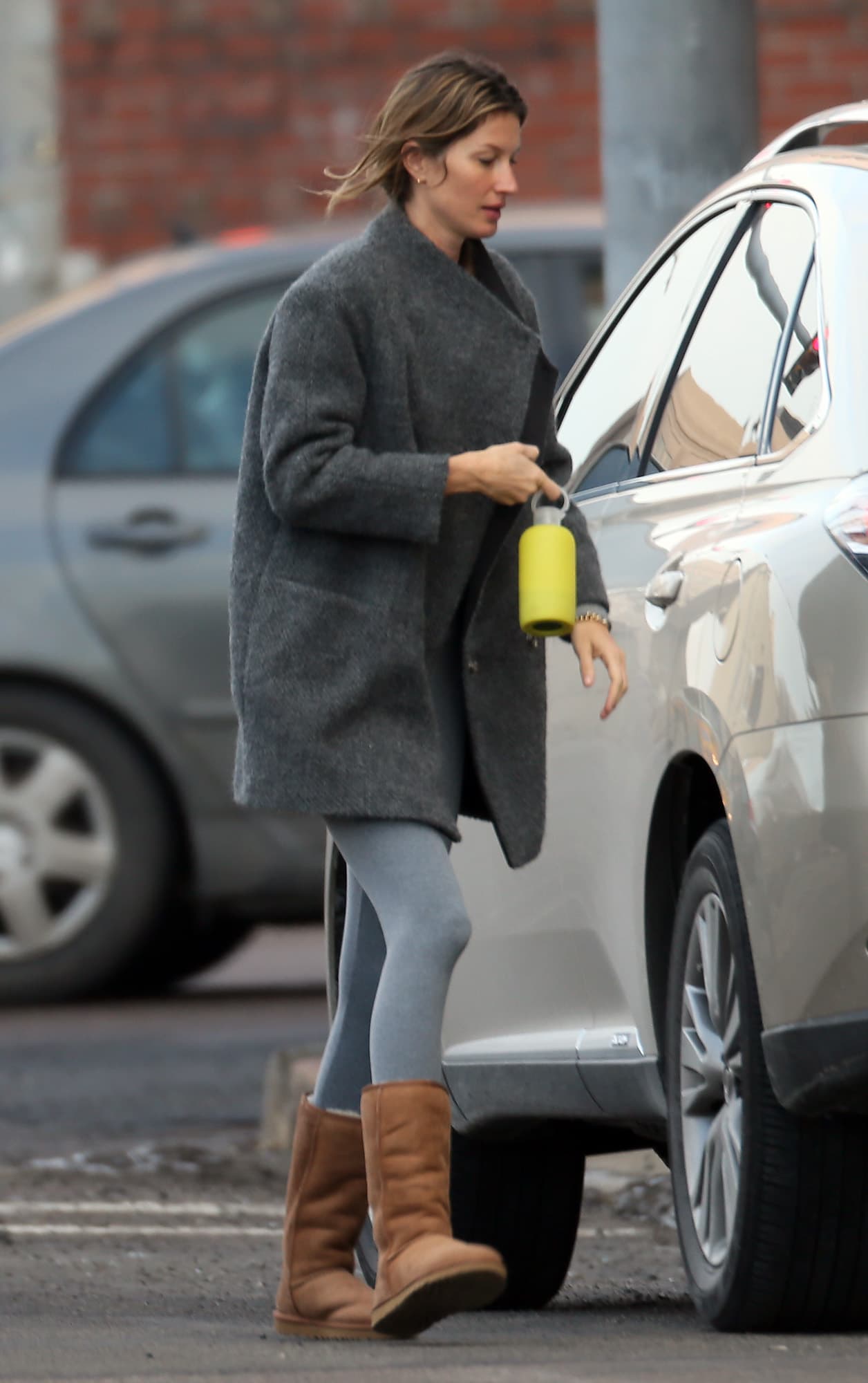 La pareja llevando a sus hijos al parque hace unos meses.