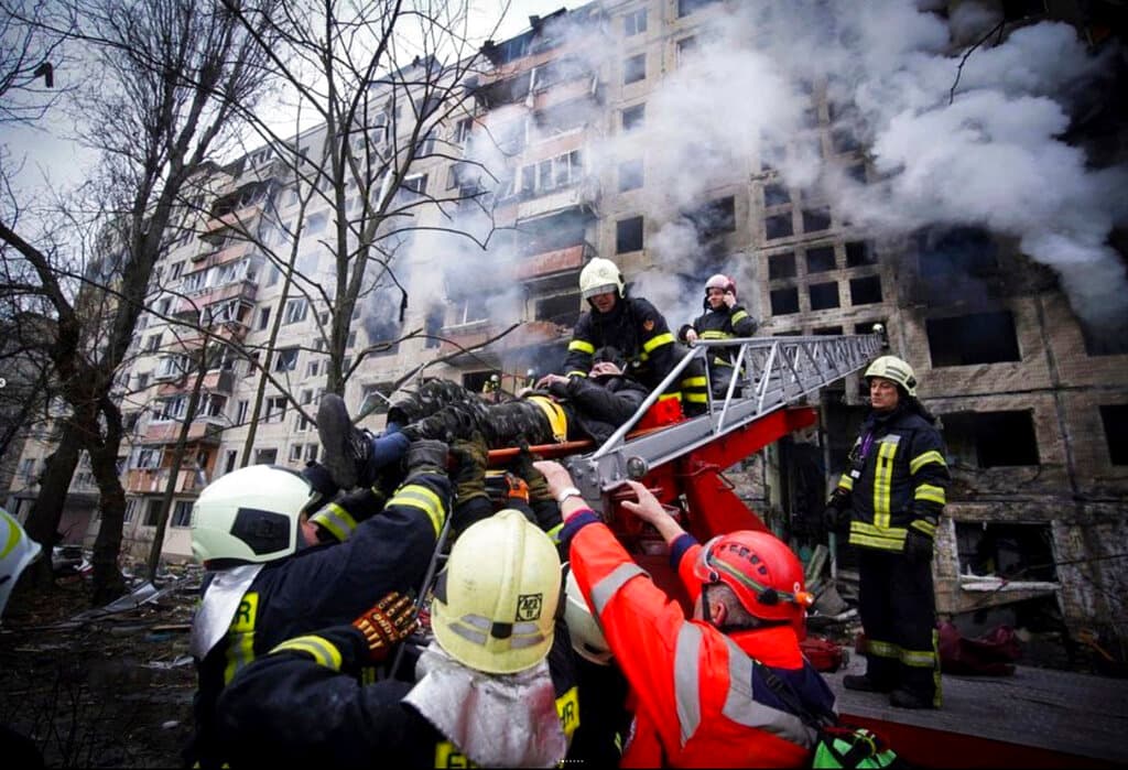 Siete edificios fueron golpeados este lunes por ataques aéreos rusos en Kiev. El saldo es de por lo menos
<b>dos personas muertas y 12 heridas</b>, informó este lunes 14 de marzo de 2022 el servicio de emergencias del país.