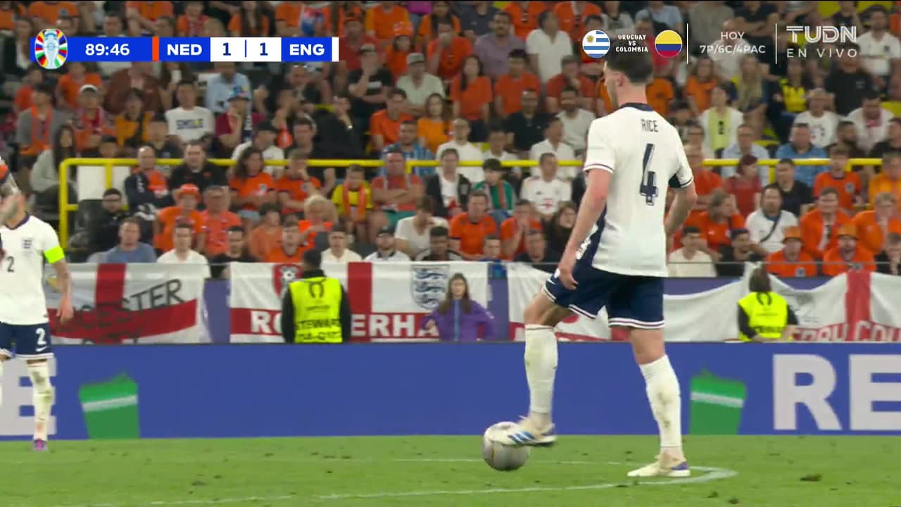 ¡GOL!  anota para Inglaterra. Ollie Watkins