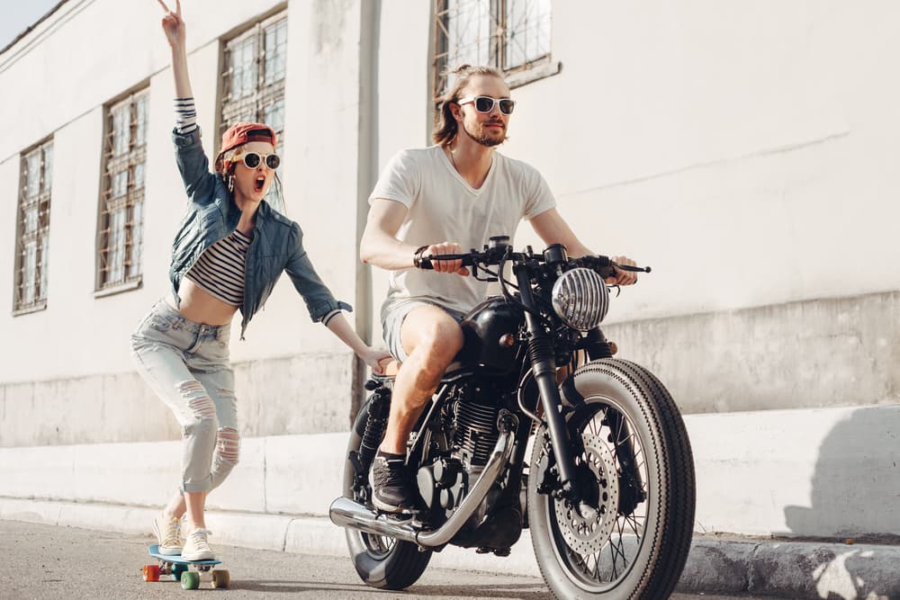 Sin embargo, por otra parte, el tránsito de tu regente, la Luna, refresca tu relación y al mismo tiempo, si estás soltero o soltera te ayuda a definir exactamente lo que estás buscando y alejas de tu lado a quienes no reúnen esas condiciones. Estás rodeado de cambios y transformaciones laborales muy positivas. Y ¿en el amor? Tu carisma se realza, no habrá imposibles para ti.
<br>