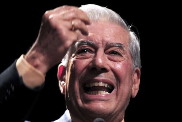 Gracias a una beca, siguió con sus estudios y se doctoró en Madrid. Su primer esposa, 15 años mayor que él, era su tía Julia Urquidi, que se presume inspiró su novela "La tía Julia y el escribidor" publicado en 1977. Un año después del fracaso de su matrimonio con su tía, Vargas Llosa contrajo matrimonio en 1965 con su prima Patricia Llosa.