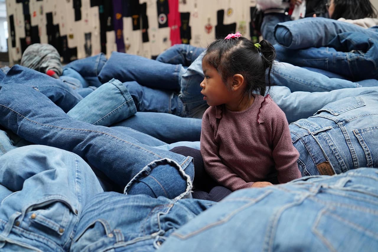 La artista mexicana Pia Camil presenta su más reciente obra.