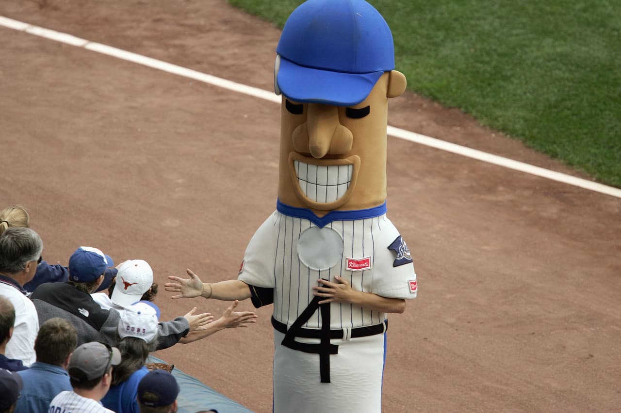 La botarga, 'El Hot Dog' de los Cerveceros de Milwaukee saluda a los fans antes de un juego contra los Cachorros de Chicago.