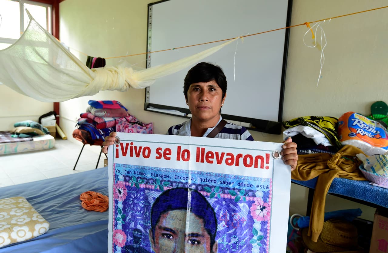 Padres de alumnos desaparecidos de Ayotzinapa viven en las aulas de sus hijos