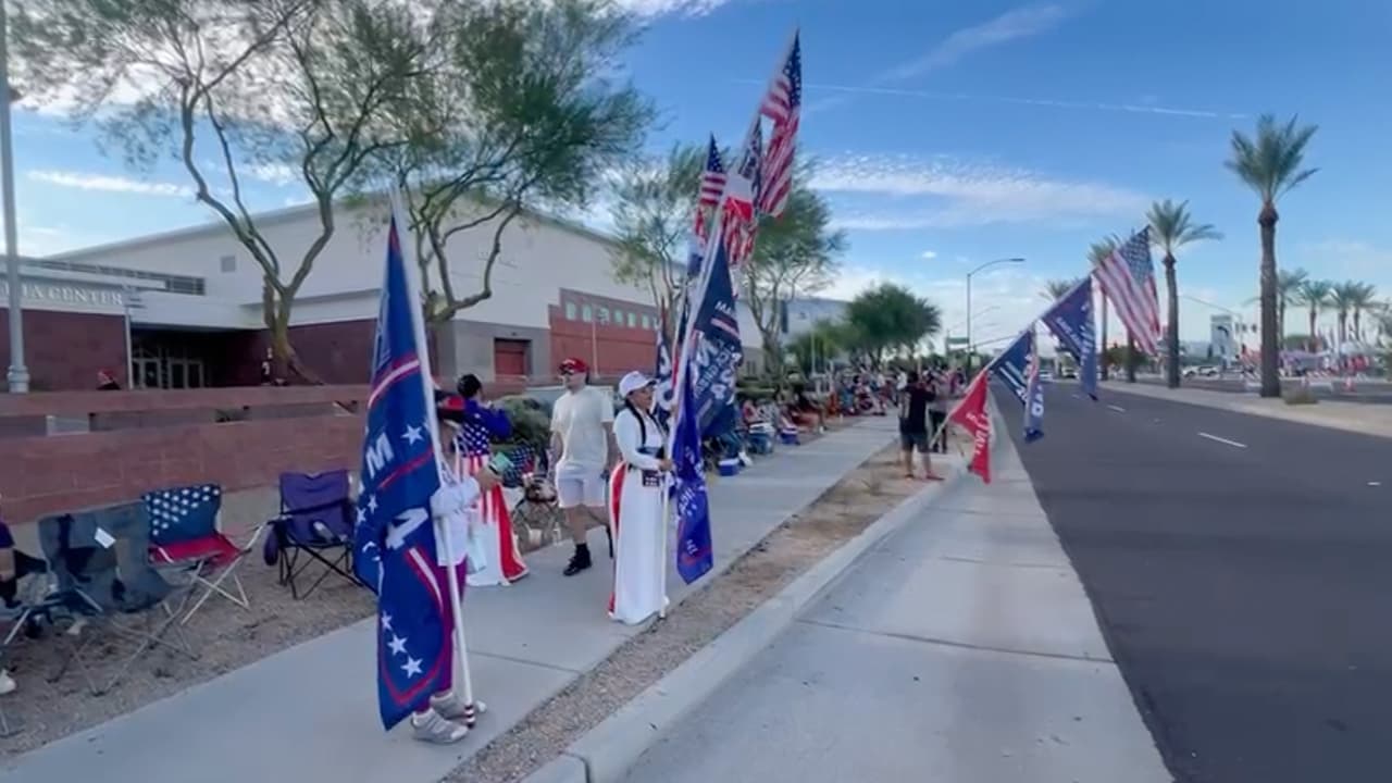 Donald Trump está de regreso en Arizona para un evento de campaña en el Desert Diamond Arena de Glendale, organizado por el grupo conservador Turning Point Action.