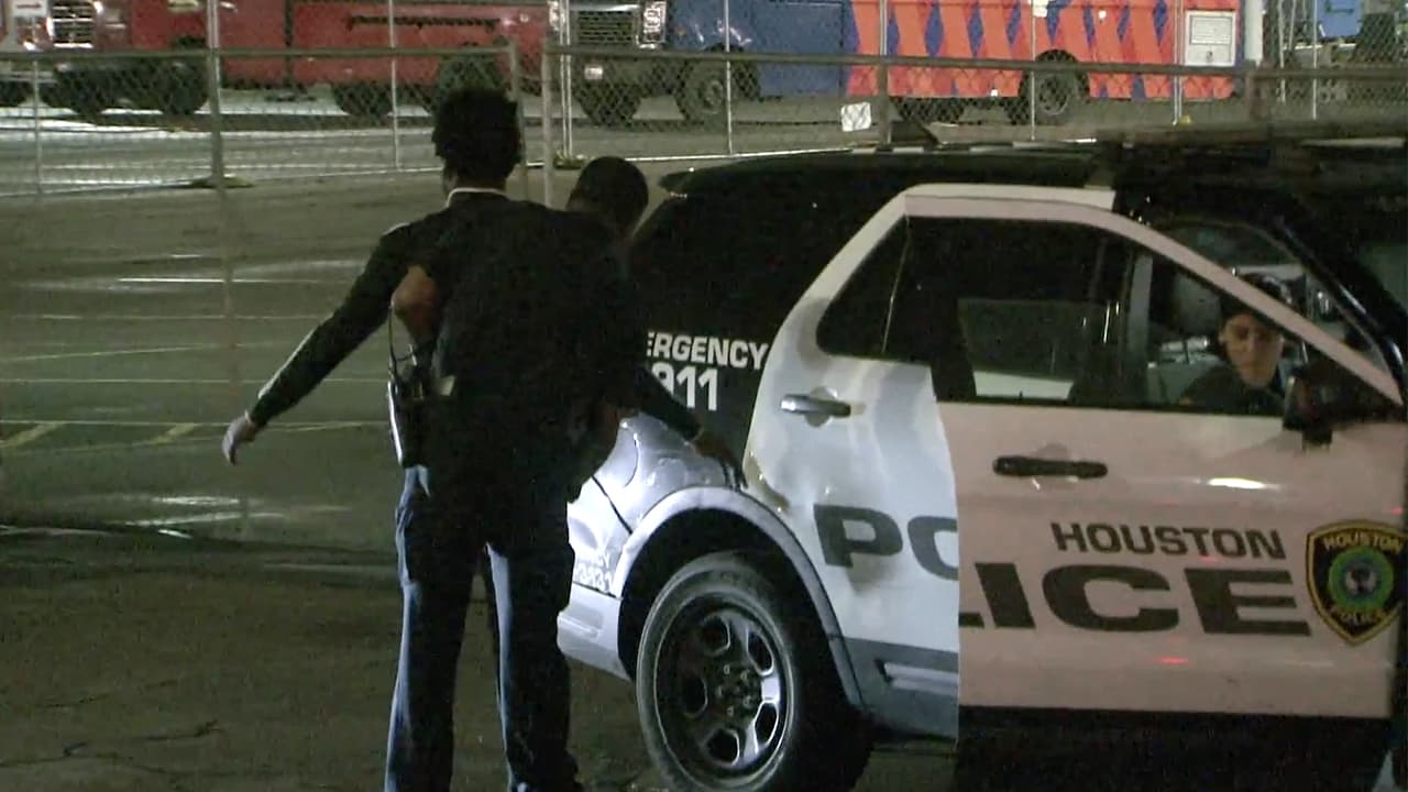 El primer accidente ocurrió en la autopista 610 South Loop cerca de la Kirby, pasada la medianoche. Un Chevrolet Impala chocó contra un costado de la patrulla policial cuando el oficial trabajaba en un incidente diferente.