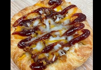 <h3 class="cms-H3-H3">Macarrones con queso y cerdo desmenuzado danés</h3>
<br>Sabrosos macarrones con queso de cerdo desmenuzado envueltos en una masa danesa dorada y cubierta con una salsa BBQ dulce y picante. 
<br>