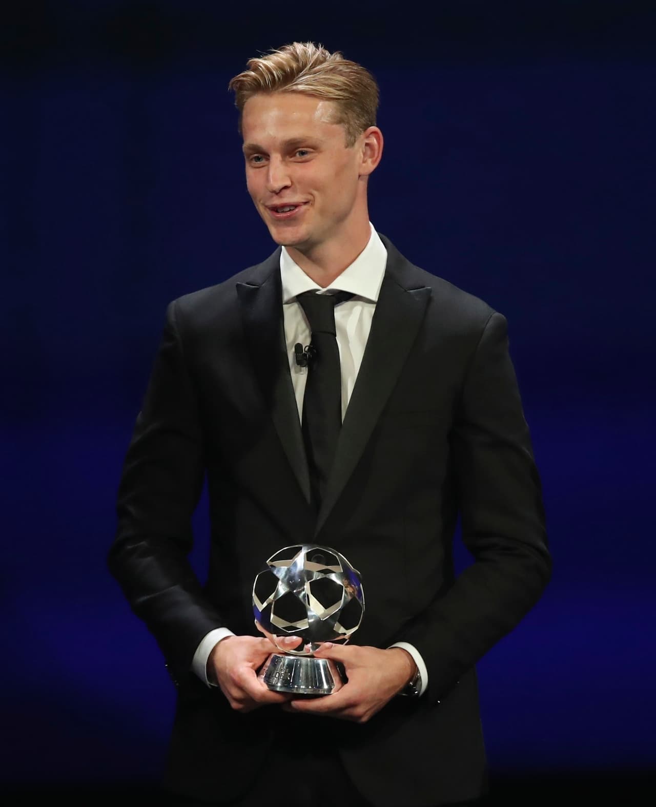 Frenkie De Jong recibe premio como mejor mediocampista de la temporada.