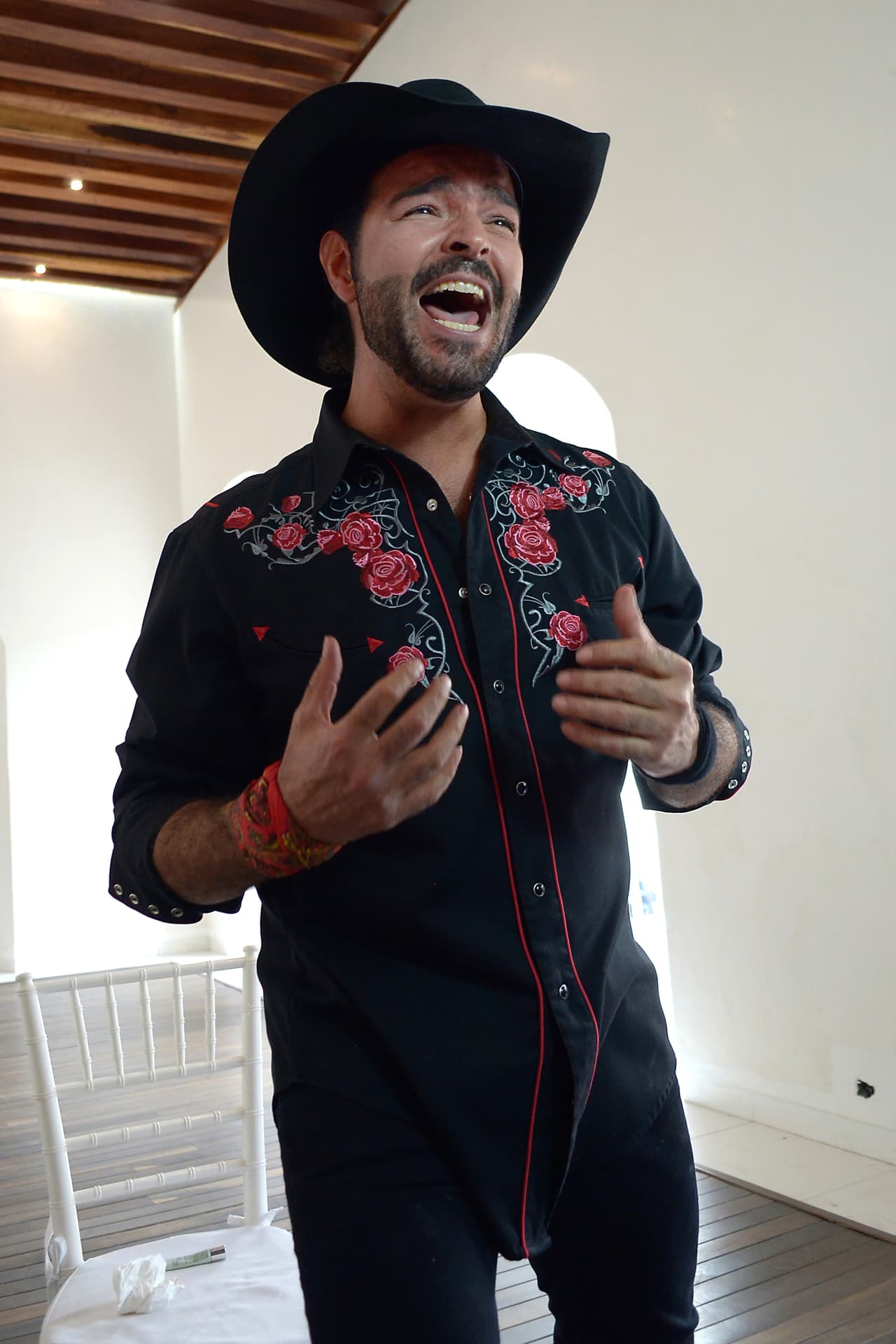 Durante ese tiempo, los escándalos lo persiguieron varias veces. En julio de 2009, una bailarina vendió unas fotografías que le tomó al cantante completamente desnudo en la cama de un hotel a la revista 'Mira'.