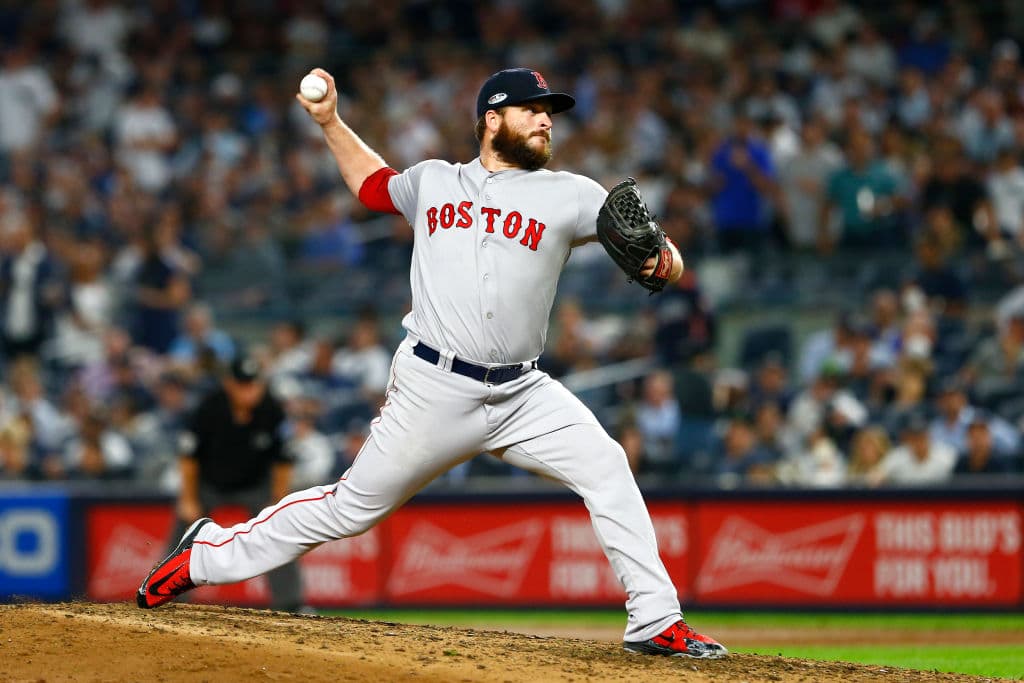 Ryan Brasier entró a relevar en la séptima entrada y replicó la misma fórmula que Barnes: retiró en orden y sin daño, Boston seguía adelante.