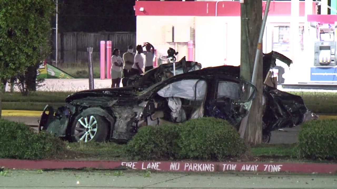 Completamente destruido quedó el carro en que viajaban tres adolescentes.