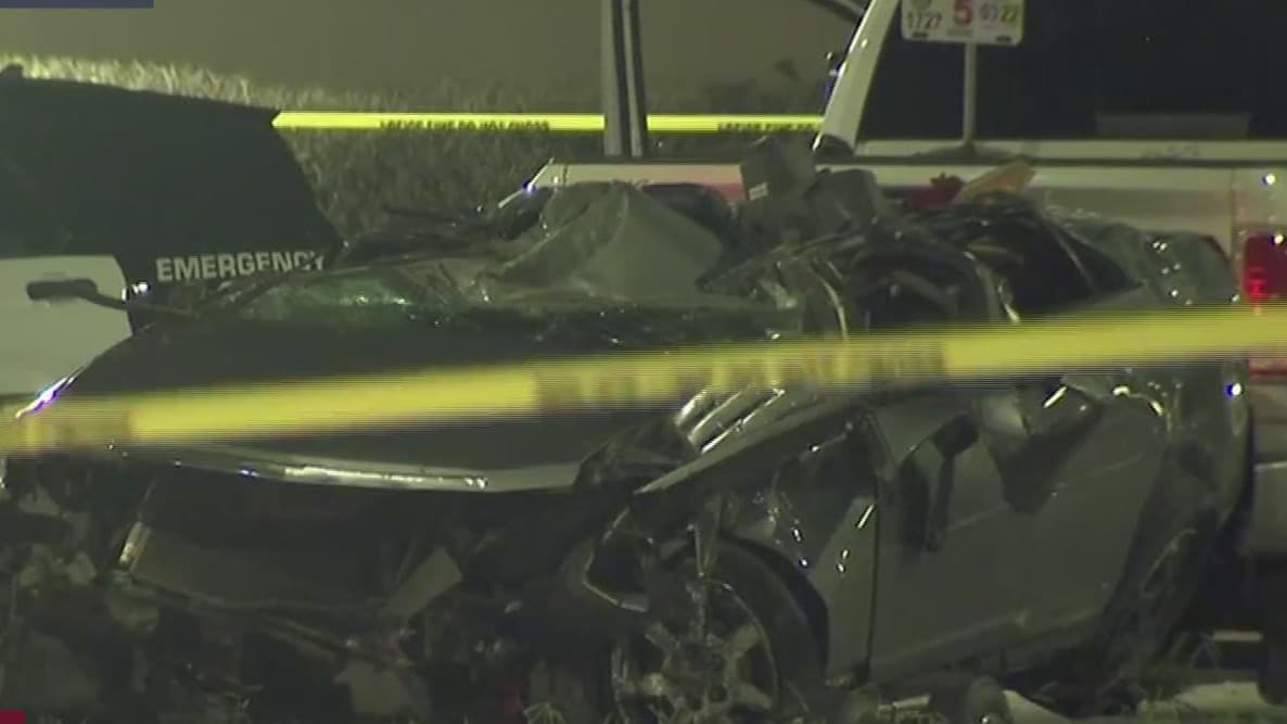 El Departamento de Policía de Houston 
<b><a href="https://twitter.com/houstonpolice" target="_blank">(HPD</a></b>) investiga el 
<b><a href="https://www.univision.com/temas/accidentes">accidente</a></b> que deja a un menor, de 17 años, muerto. El reporte preliminar indica que el joven conducía a exceso de velocidad.