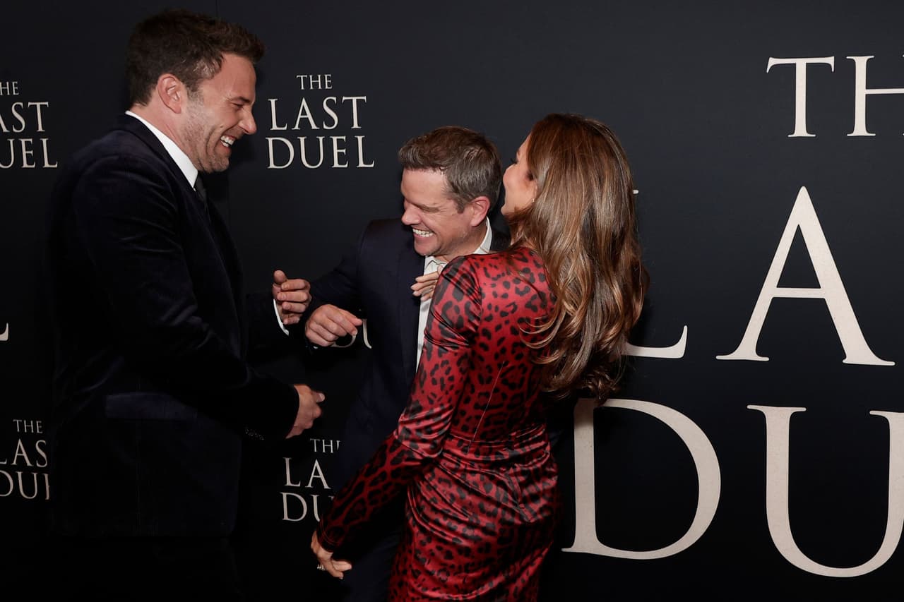 En la película, el actor se reencontró con
<b> <a href="https://www.univision.com/famosos/jlo-ben-affleck-matt-damon-playa-fotos" target="_blank">un viejo amigo suyo, Matt Damon</a></b>. Ambos no solo actúan en ella, sino que también son corresponsables del guion. 
<br>