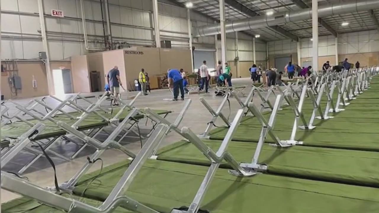 A fines de marzo, el secretario de prensa del Pentágono, John Kirby, dijo que el Departamento de Salud y Servicios Humanos (HHS) usaría un dormitorio vacío en Lackland y un área de tierra en Fort Bliss para construir una "instalación de vivienda temporal adecuada". 
<br>
<br>El HHS también había dicho que el 
<a href="https://www.univision.com/local/san-antonio-kwex/greg-abbott-envia-carta-a-kamala-harris-para-que-cierre-coliseo-freeman-en-san-antonio-ninos-inmigrantes">Freeman Coliseum </a>albergaría a los niños migrantes en un acuerdo de 60 días.