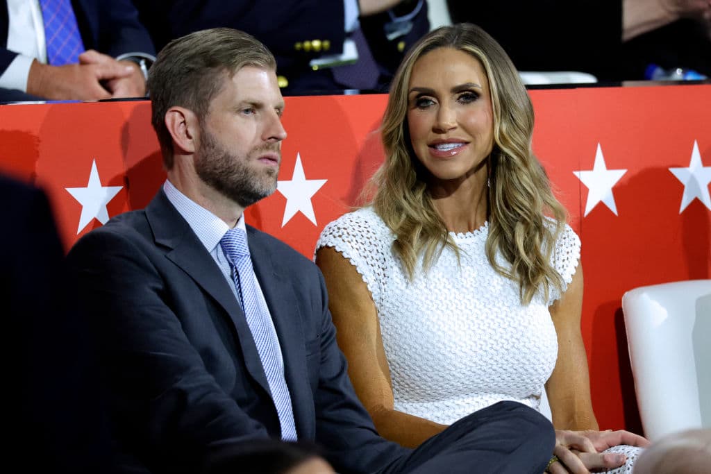 El hijo del expresidente estadounidense Donald Trump, Eric Trump, y la copresidenta del Comité Nacional Republicano, Lara Trump, (esposa de Eric) en la Convención Nacional Republicana.
