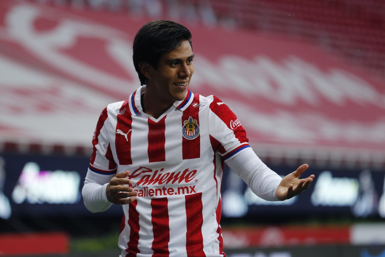 Las lesiones no nos dejaron ver la mejor presentación del delantero de chivas; aún así logró anotar cinco goles y su valor de mercado actual es de 12 millones de dólares.