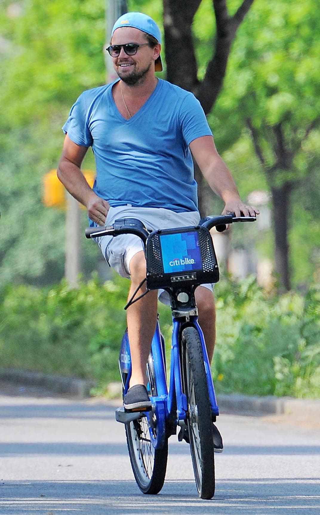 Apenas lo vimos en Cannes ligando con una modelo de Victoria's Secret.