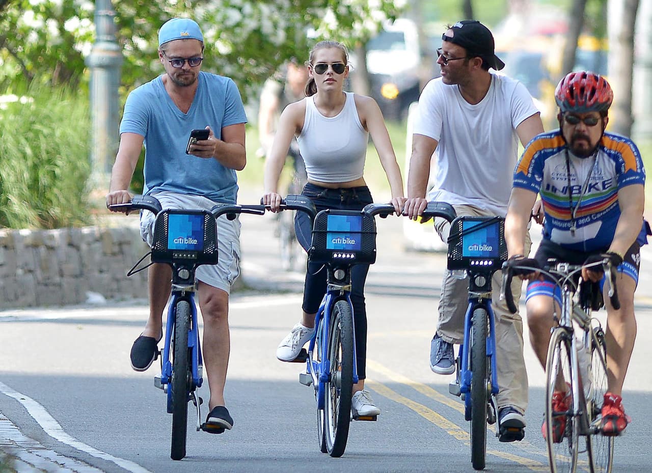 Leo, ¡no revises tu teléfono mientras andas en bici!