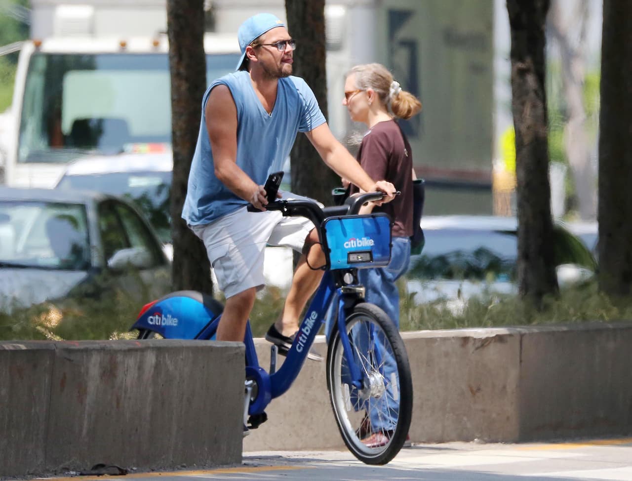 Leo se arremangó y siguió su camino solo.
