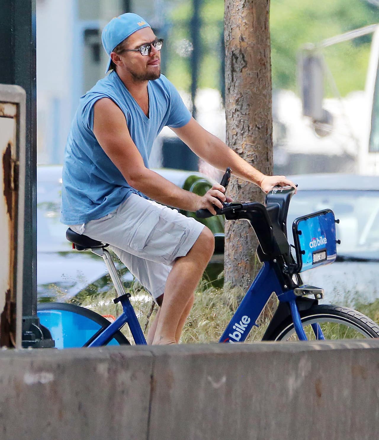 Con la gorra hacia atrás y lentes oscuros, se paseó por varios barrios de NY.