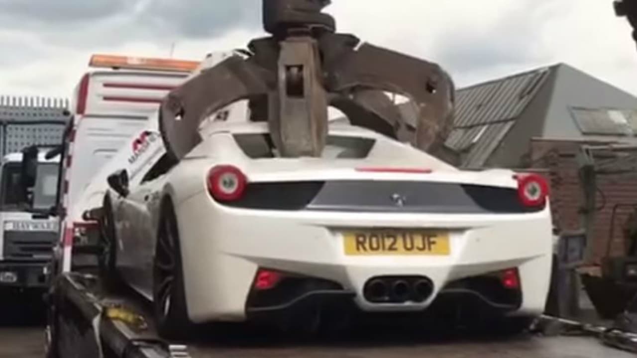 Lo que le hacen a este Ferrari reluciente da mucha pena (y parece de película)