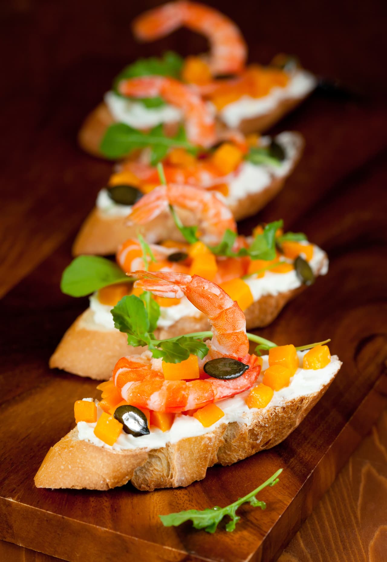 Puedes cubrir cada galleta con 1 cucharada de mezcla de camarones y 1/2 cucharadita de tomates picados. El toque final dáselo espolvoreando cilantro finamente picado.