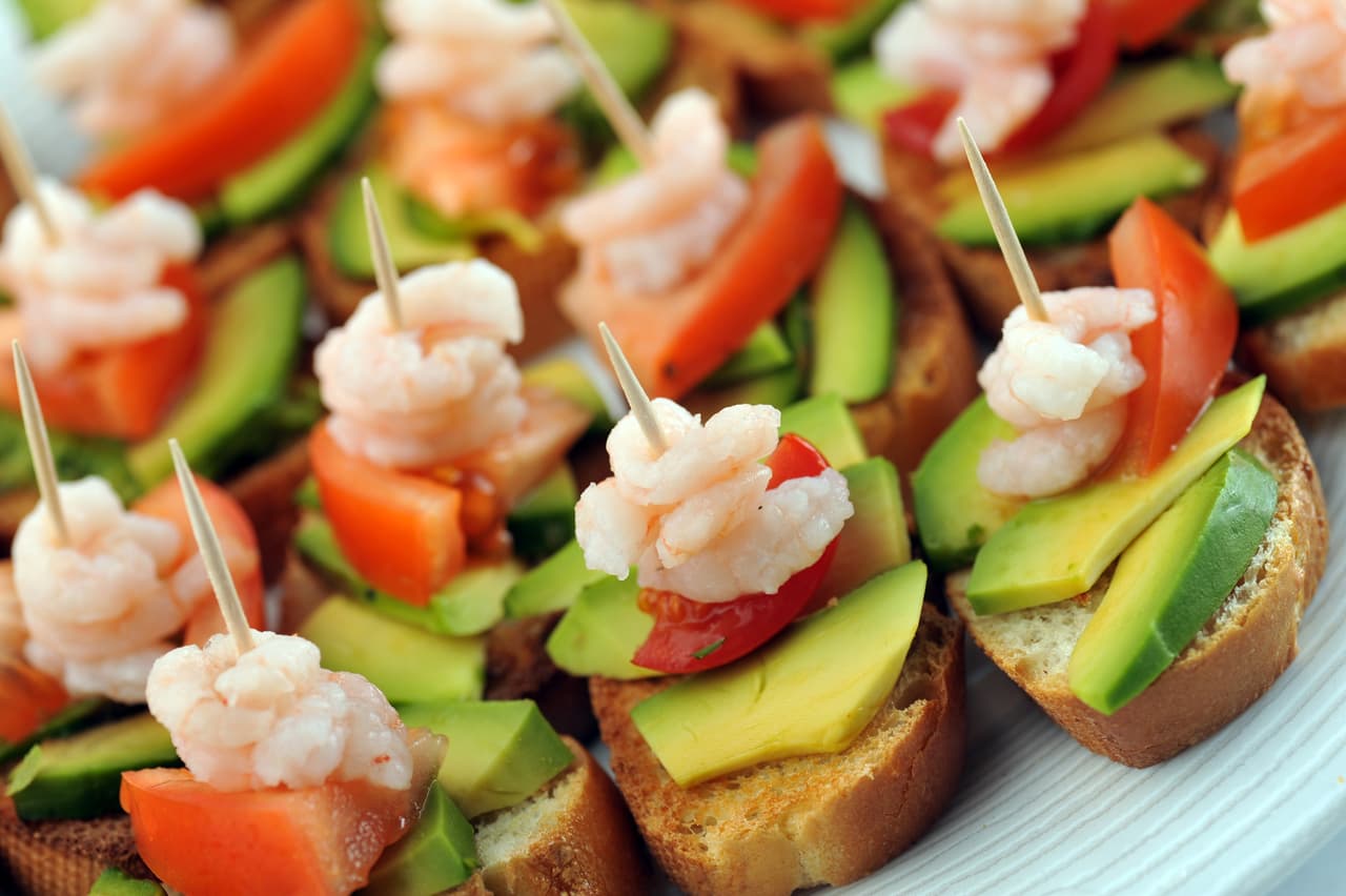Bocadillos de camarones con lima. De la vista nace el amor, así que enamora a todos con unos bocadillos de camarón con lima, solo necesitar mezclar muy bien la mayonesa, la crema agria, la ralladura y el jugo de lima en un tazón mediano y al final agregar los camarones.