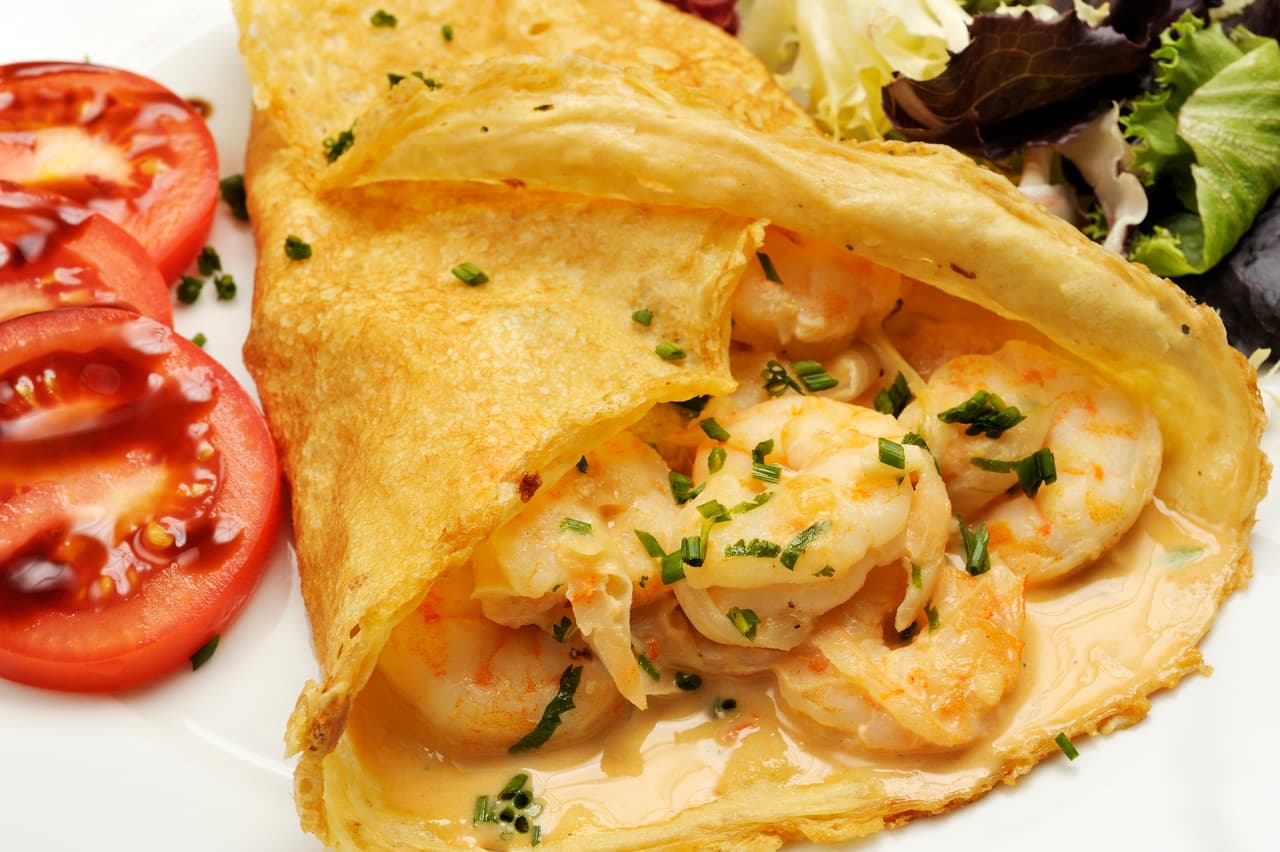 Crepes con camarones. Lleva el toque mexicano con unos tacos de camarones con salsa de mango. Si eres de las que les gusta los platillos dulces o agridulces serán un manjar para ti.
