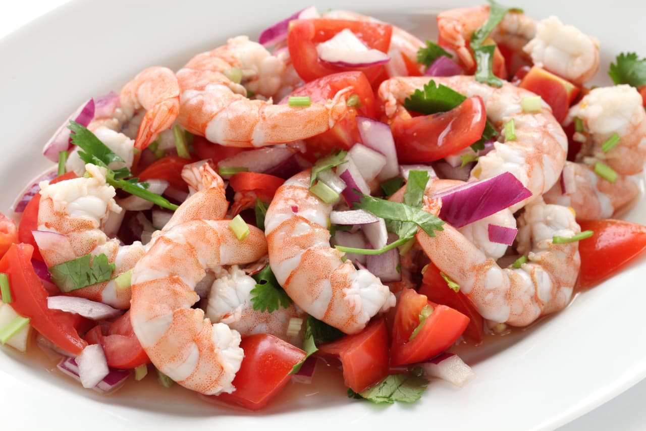Ceviche. Dale una variante al ceviche tradicional, lo que hace diferente esta receta es que debes escaldar los camarones y se le agregan muchos vegetales. El resultado, un plato con muchos sabores muy agradables, además un beneficio más para tu salud por sus altos valores nutritivos.