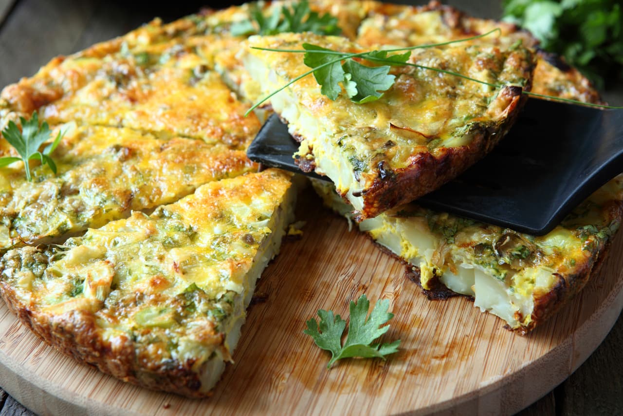 Frittata de camarones. Dile sí a un desayuno con más proteína prepara una frittata de camarones, procura ya no agregar jamón o algún embutido más. Pues con el huevo y el camarón como ingredientes principales es más que suficiente. Corta unos palitos de apio, zanahoria para acompañar, o bien unos espárragos con aceite de oliva.