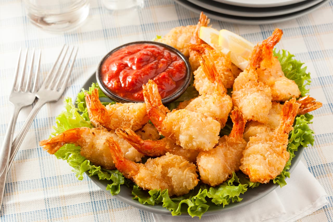 Croquetas de camarones. Alguien dijo: “botanas”, puedes preparar croquetas de camarones. Si tienes una pequeña reunión es una excelente opción, pero si quieres comerlas como plato fuerte solo acompáñalas con una guarnición de papas o ensalada.